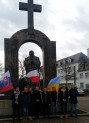 U stóp Figury św. Jana PAwła II w Ploërmel 
